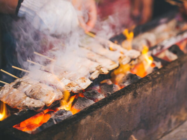 なぜ焼き鳥は炭で焼くと美味しくなるのか