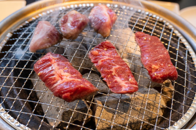 オガ炭と肉