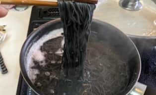 炭パウダー配合麺